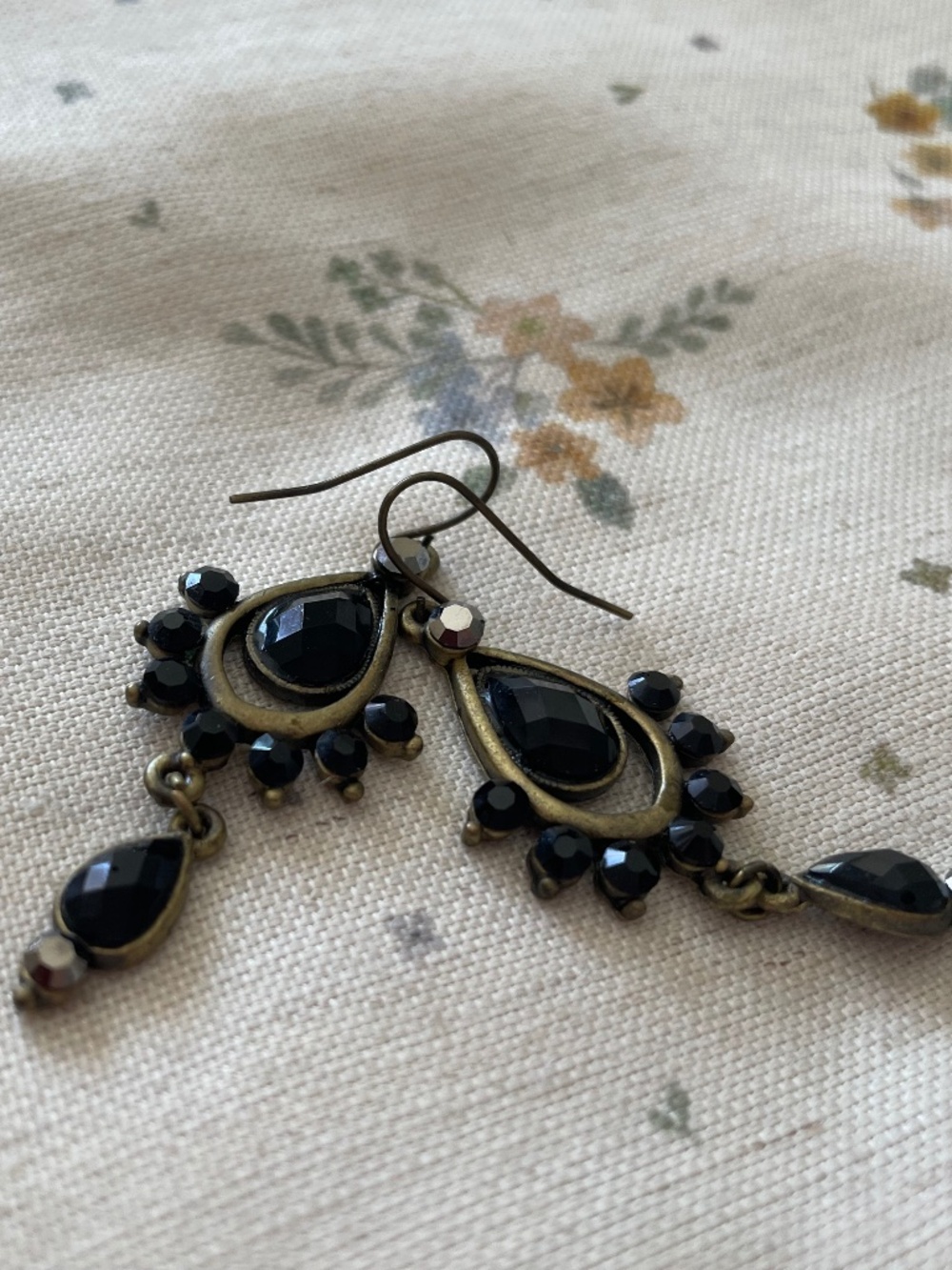 EUC Vintage Brass Metal Alloy & Black Resin Chandelier-style Teardrop Earrings